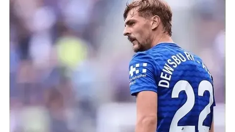 “王上源失误丢球，沙特险遭攻势，幸得化解！”