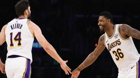 沙克队战胜新秀阵容挺进决赛，利拉德关键三分助威，库里贡献8分6助